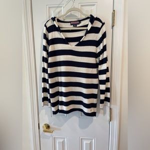 Vineyard Vines hoodie. Soft sweater like hoodie.